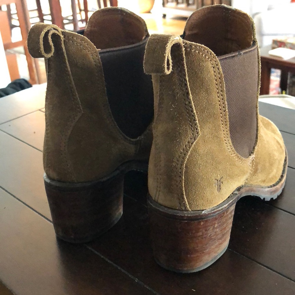 Frye Sabrina Chelsea Boots in Suede Chestnut